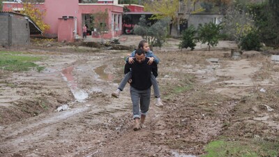 Yol yok diye çamur çilesi yaşıyorlar!