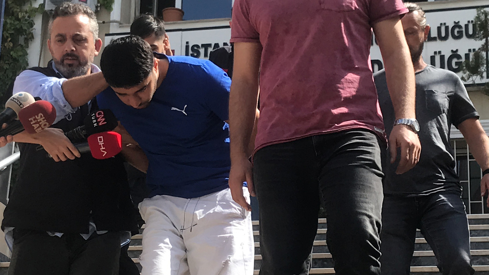 Hançerle katledip tekmelemişler!