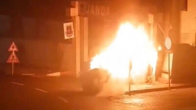 Duvara çarpan otomobil alev topuna döndü!