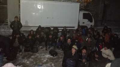 Kamyondan 73 göçmen çıktı
