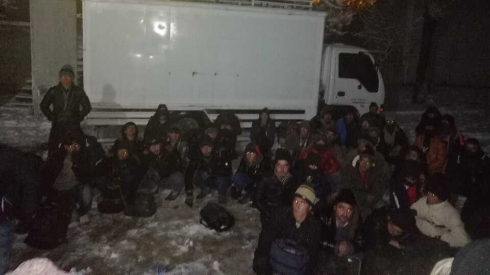 Kamyondan 73 göçmen çıktı