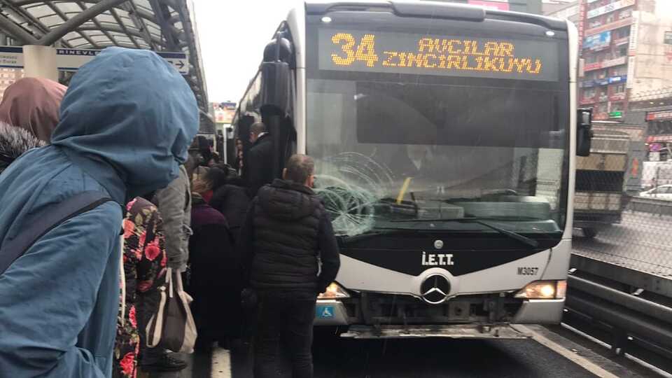 Metrobüs, yola düşen yolcuya çarptı!