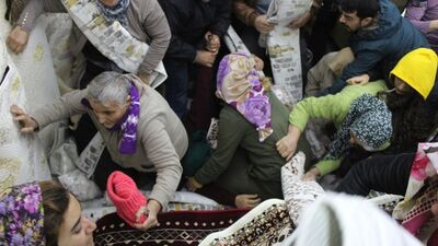 Bedava halı için birbirlerini ezdiler