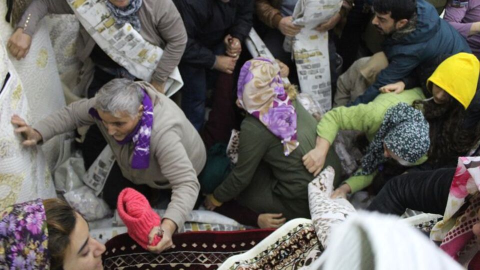 Bedava halı için birbirlerini ezdiler