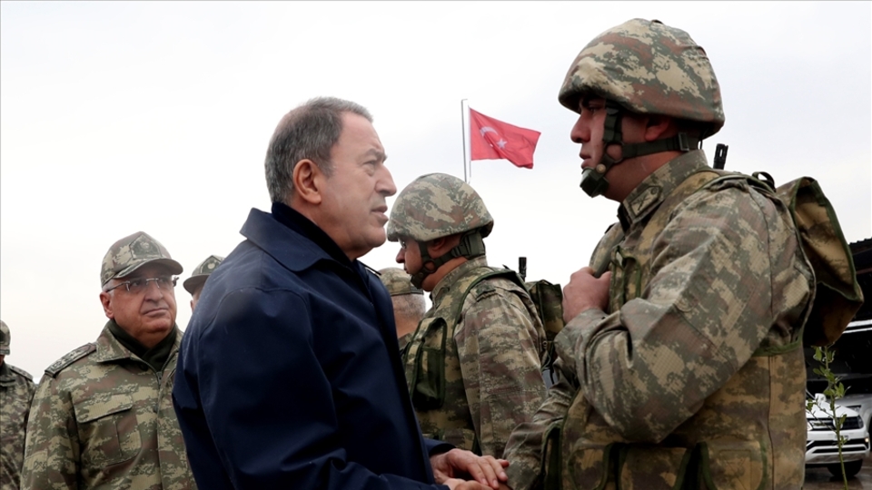 Bakan Akar ve komuta kademesi Suriye sınırında