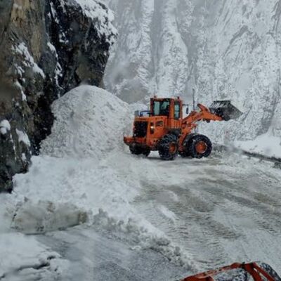 Son anda kurtuldu! Hakkari'de 3 noktaya çığ!