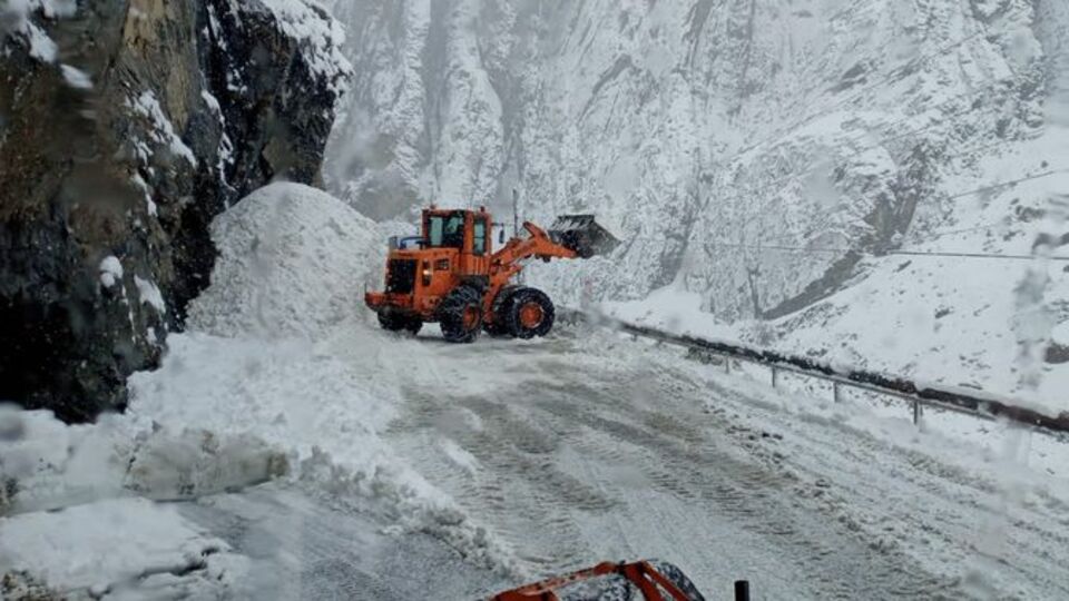 Son anda kurtuldu! Hakkari'de 3 noktaya çığ!