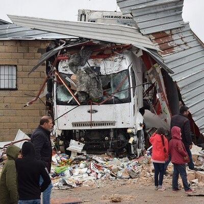 Tır markete girdi! Yaralılar var!