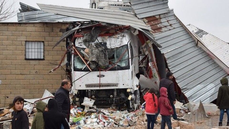 Tır markete girdi! Yaralılar var!