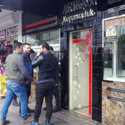 Önce tavanı sonra kasayı deldiler! Tam 20 kilo altın!