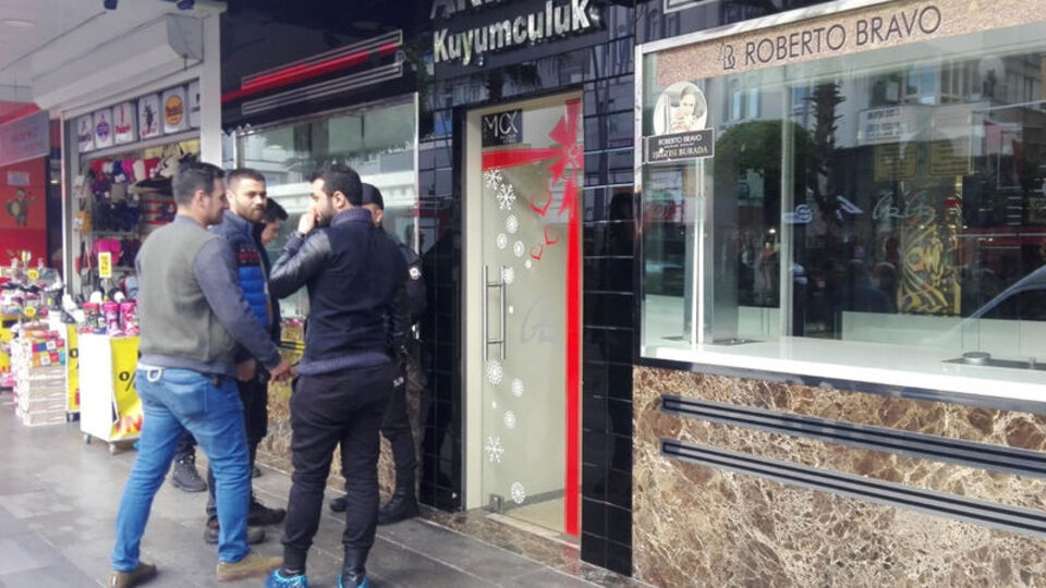 Önce tavanı sonra kasayı deldiler! Tam 20 kilo altın!