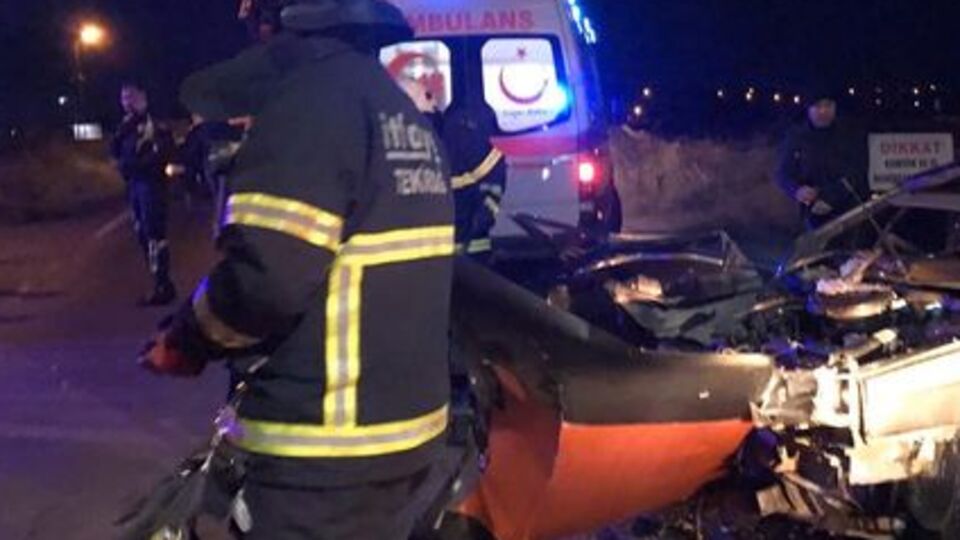 Otomobil TIR'a çaptı: 6 yaralı