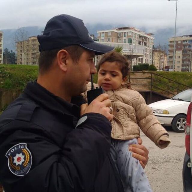 16 aylık kızını araziye terk etti