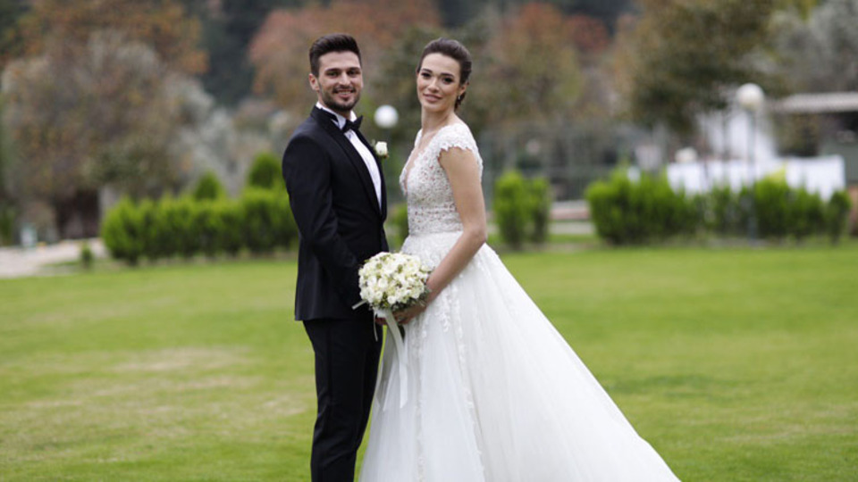 Milli futbolcu Okay Yokuşlu evlendi