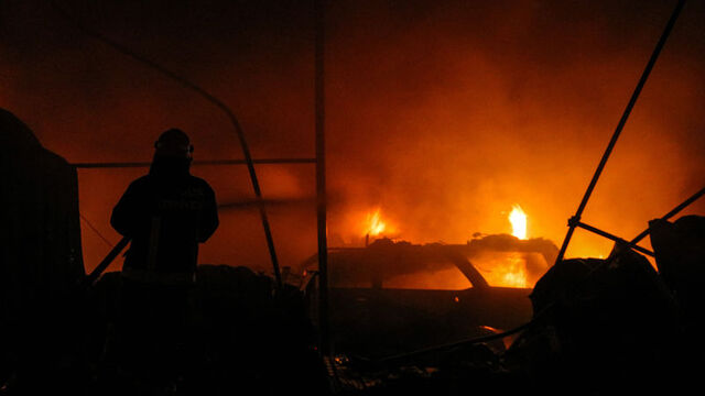 Tamirhane yandı, çok sayıda araç hasar gördü