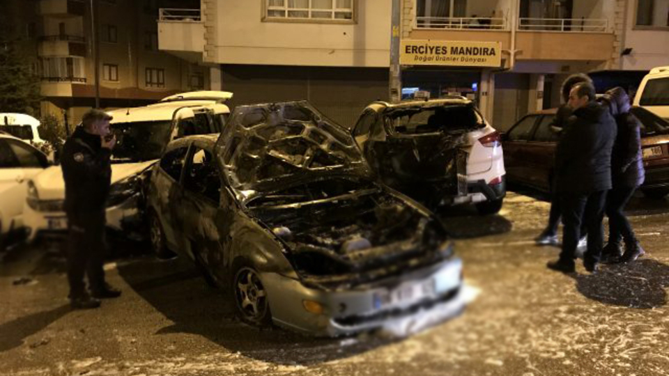 Seyir halindeki otomobil alev aldı, faciadan dönüldü!