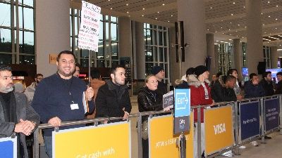 Pankartla yolcu karşılama sona erdi!