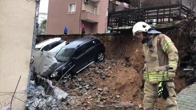 Kartal'da istinat duvarı çöktü