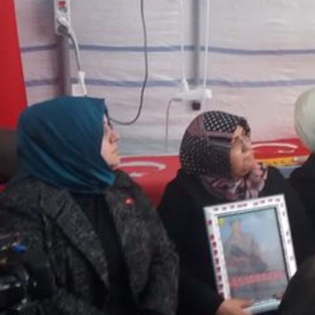 Emine Erdoğan'dan HDP önündeki ailelere ziyaret