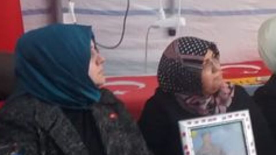 Emine Erdoğan'dan HDP önündeki ailelere ziyaret