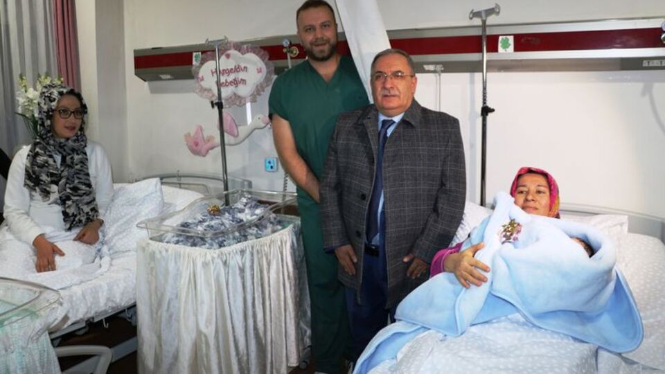 2019'un son, 2020'nin ilk bebeği aynı odada