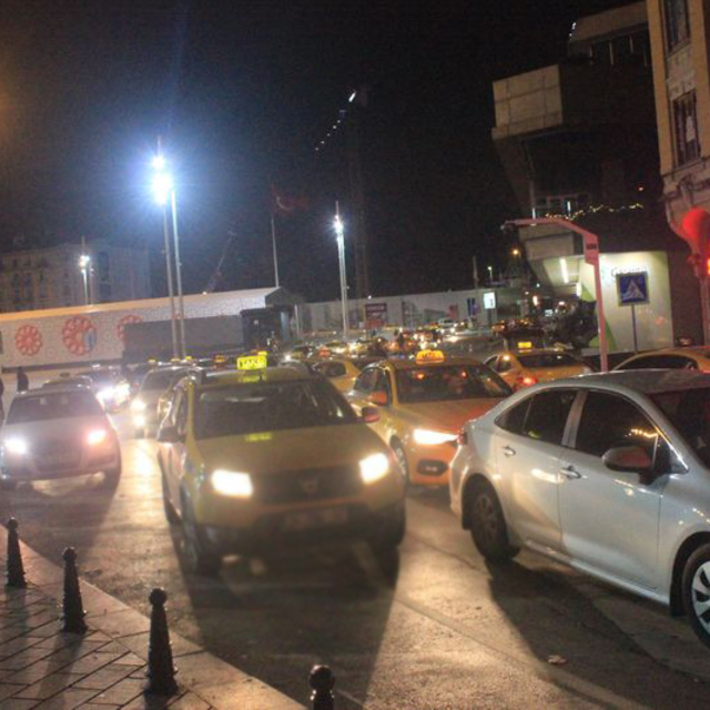 Taksim araç trafiğine açıldı