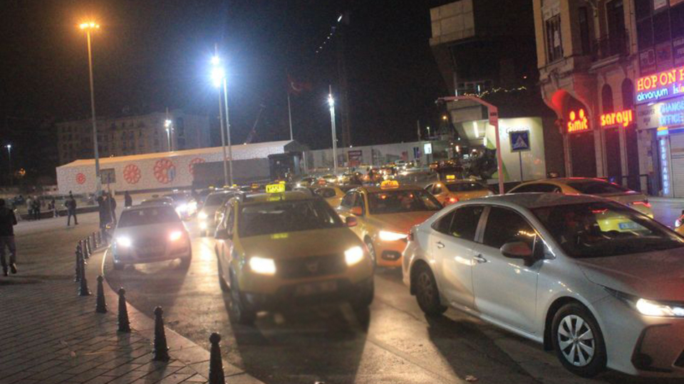 Taksim araç trafiğine açıldı