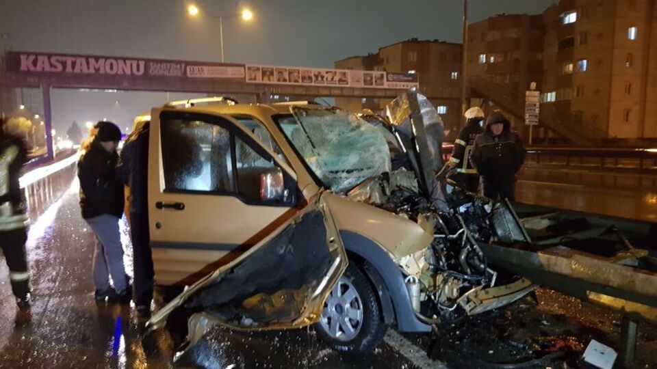 Demir bariyerlere ok gibi saplandı!