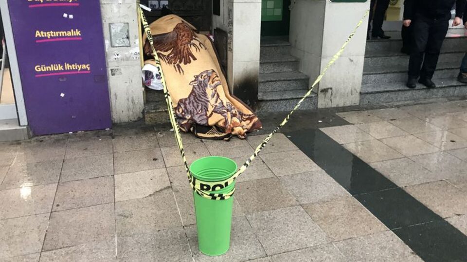 İstanbul'da kaldırımda 'donarak' öldü