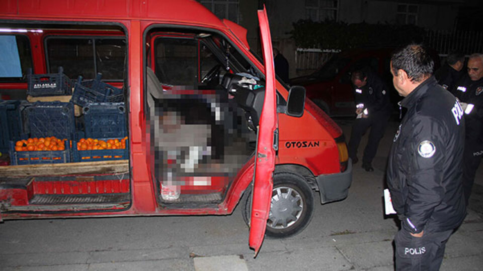 Meyve satıcısı minibüsünde ölü bulundu
