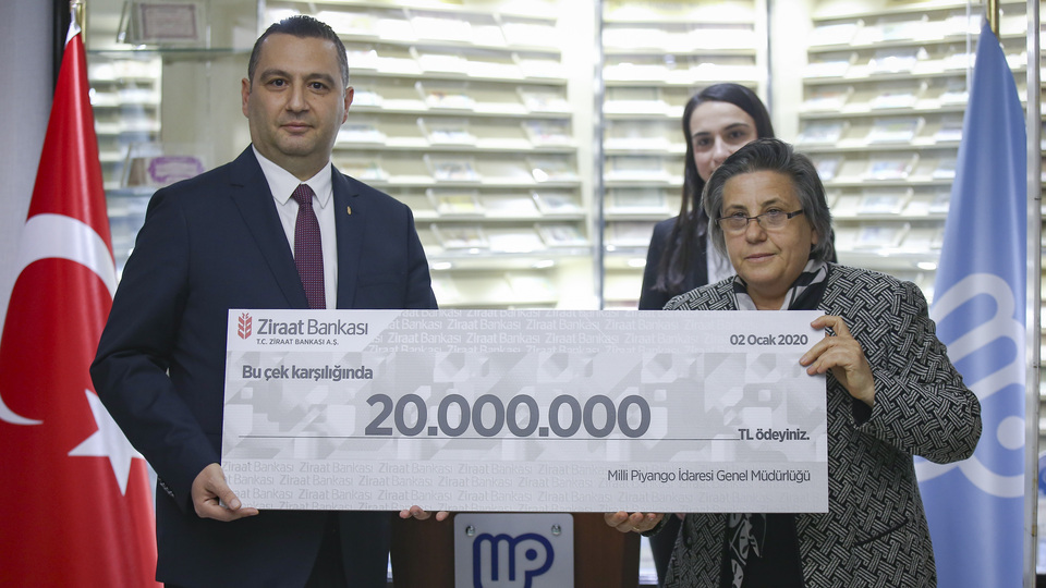 İki talihli ikramiyesini aldı!