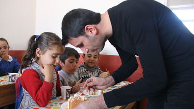 Yürek ısıtan bir haber! Çocukları pastayla tanıştırıyor!