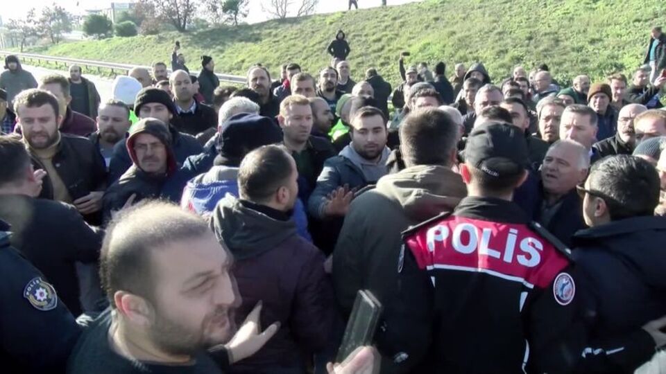 Kamyoncular kontak kapattı