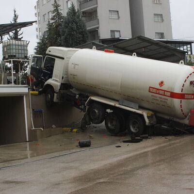 LPG tankeri duvarda asılı kaldı!