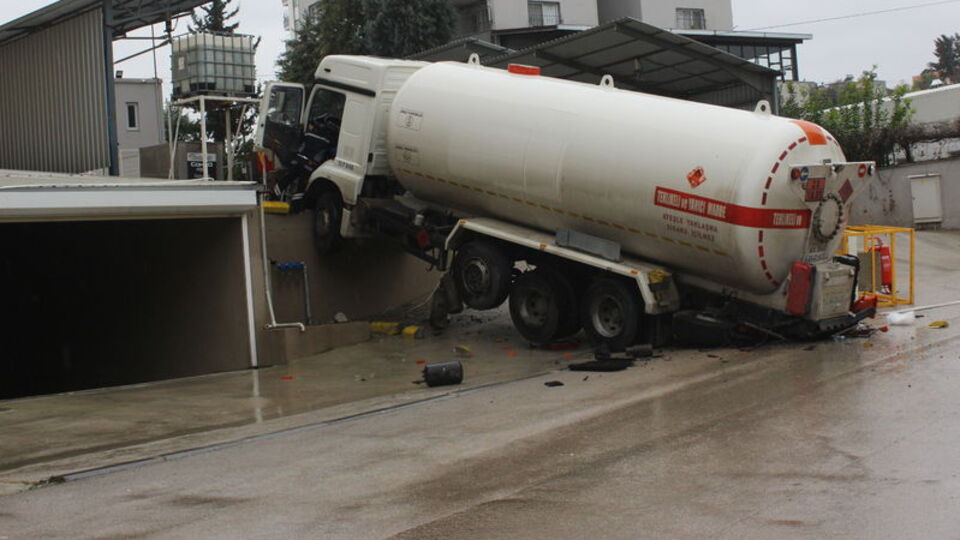 LPG tankeri duvarda asılı kaldı!