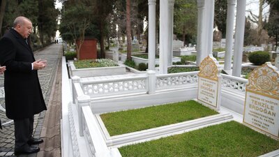 Anne ve babasının kabrini ziyaret etti