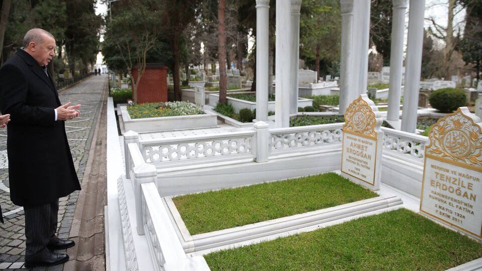 Anne ve babasının kabrini ziyaret etti