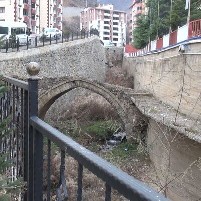 Asırlık köprüyü bu hale getirdiler!