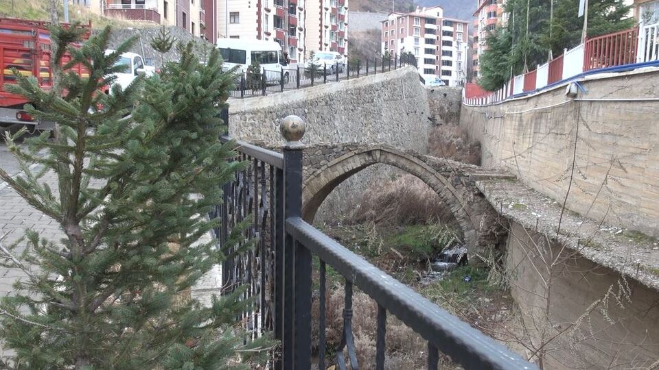 Asırlık köprüyü bu hale getirdiler!