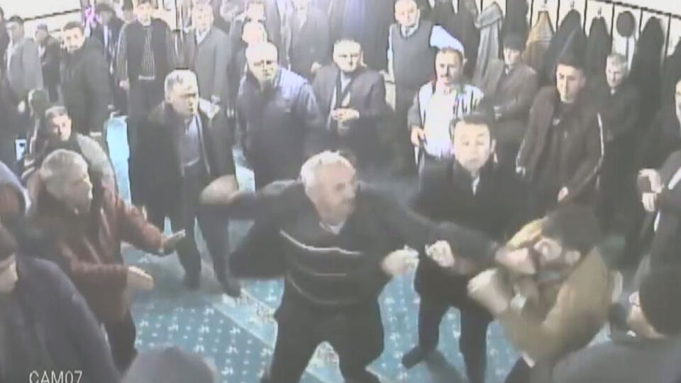 Kameraya yansıdı! Şoke eden olay! Camide kavga!