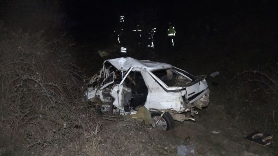 Takla atan otomobil, dereye düştü: 1 ölü