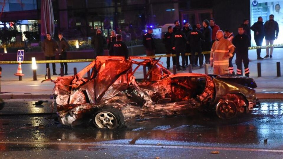 İzmir'de korkunç kaza! 2 ölü, 1 yaralı