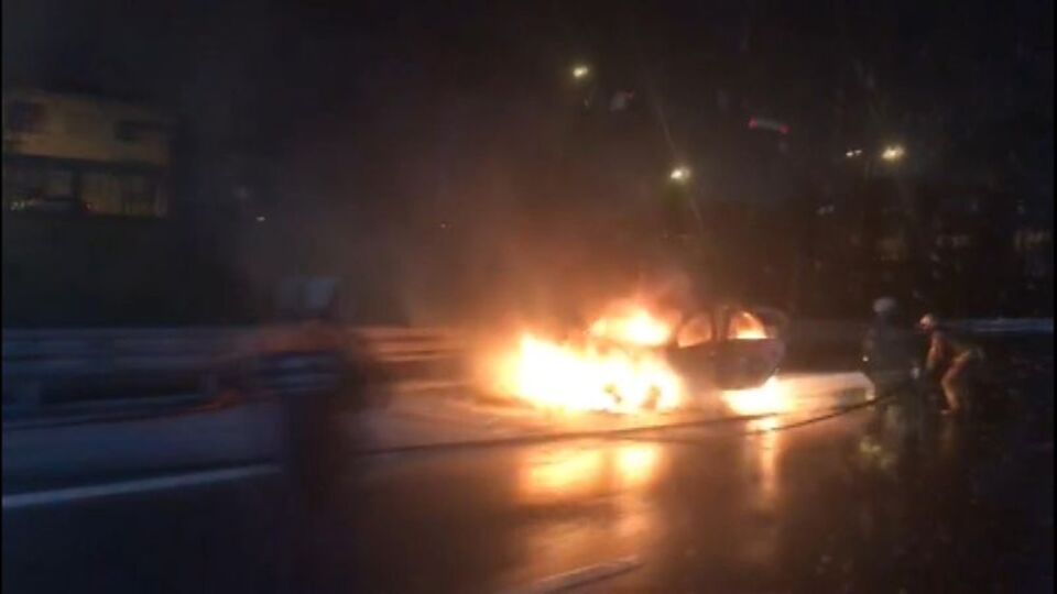 TEM Otoyolu'nda araç alev alev yandı