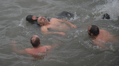 Haç çıkarma töreninde korkutan anlar