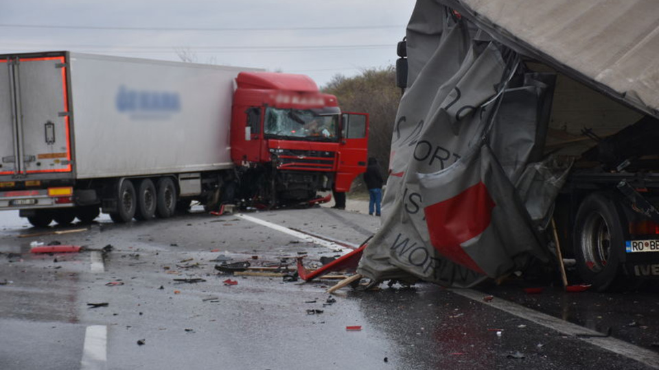 Edirne'de şiddetli rüzgar nedeniyle 2 TIR çarpıştı