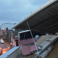 2 katlı binanın çatısı başka binanın çatısına uçtu