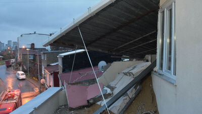 2 katlı binanın çatısı başka binanın çatısına uçtu