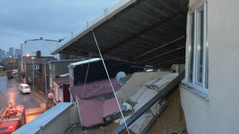 2 katlı binanın çatısı başka binanın çatısına uçtu