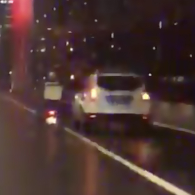 Rüzgara karşı polis kalkanı!