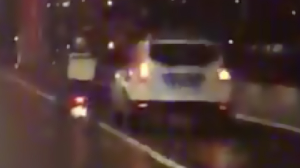 Rüzgara karşı polis kalkanı!